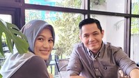 Romantis! Pasangan yang bertemu di lokasi syuting itu sedang nongkrong di kafe berdua. Mereka menikmati kopi sambil ngobrol. Foto: Instagram @ichasoebandono / @dude2herlino
