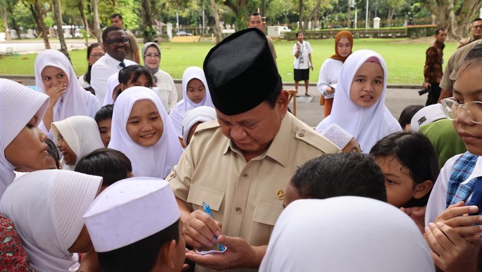 Presiden Prabowo Subianto menjadi rebutan para pelajar usai pengesahan Peraturan Pemerintah tentang Tata Kelola Penyelenggaran Sistem Elektronik dalam Perlindungan Anak (PP Tunas) di Istana, Jakarta, Jumat (28/3/2025). Anak-anak antusiasi meminta tanda tangan dan bersalaman dengan Prabowo.