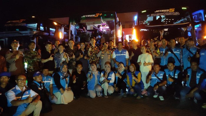 Kapolres Serang AKBP Condro melepas peserta mudik gratis.