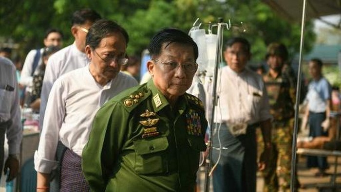 Myanmars military chief Min Aung Hlaing (C) arrives to meet earthquake survivors gathered in the compound of a hospital in Naypyidaw on March 28, 2025, after an earthquake in central Myanmar. A powerful earthquake rocked central Myanmar on March 28, buckling roads in capital Naypyidaw, damaging buildings and forcing people to flee into the streets in neighbouring Thailand. (Photo by Sai Aung MAIN / AFP)