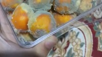 Netizen lain dengan akun @secrettrecipess juga membagikan momen zonk nastar core. Ia menyebutkan kalau muslim lain diminta untuk lebaran duluan, karena nastar miliknya berjamur. Foto: TikTok