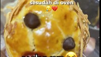 Momen nastar core lainnya adalah netizen yang mencoba membuat bentuk lucu, tapi berujung zonk. Awalnya, ia ingin membuat karakter orang, tapi pada akhirnya nastar itu tampak menyeramkan. Foto: TikTok