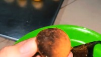 Momen membuat nastar lain yang bikin ngakak adalah kondisi nastar gosong di bagian bawahnya. Akhirnya netizen dengan akun @z.afrh itu memarut bagian bawahnya dengan parutan keju. Foto: TikTok