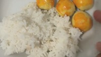 Pengguna TikTok @rumahrapun membagikan momen ketika dirinya makan nasi putih dengan lauk nastar. Ia melakukannya karena sang ibu tidak sempat memasak lauk saat membuat nastar yang tak kunjung selesai. Foto: TikTok