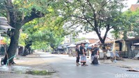 Foto: Sejumlah pecalang terlihat berjaga di sekitar Pasar Karang Jasi, Jalan Palapa, Cilinaya, Cakranegara, Kota Mataram, Sabtu (29/3/2025). (Nathea Citra/detikBali)