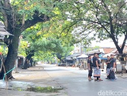 Foto: Sejumlah pecalang terlihat berjaga di sekitar Pasar Karang Jasi, Jalan Palapa, Cilinaya, Cakranegara, Kota Mataram, Sabtu (29/3/2025). (Nathea Citra/detikBali)