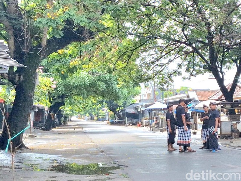 Sejumlah pecalang terlihat berjaga di sekitar Pasar Karang Jasi, Jalan Palapa, Cilinaya, Cakranegara, Kota Mataram, Sabtu (29/3/2025).