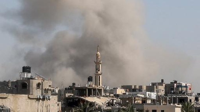 Smoke billows from an Israeli strike at Bureij camp in the central Gaza Strip, on March 27, 2025. The health ministry in Hamas-run Gaza said on March 27, that 855 people have been killed in the Palestinian territory since Israel resumed large-scale strikes on March 18. (Photo by Eyad BABA / AFP)