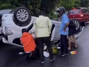 Mobil Tabrak Pembatas Jalan-Terbalik di Depan Kantor Wali Kota Parepare