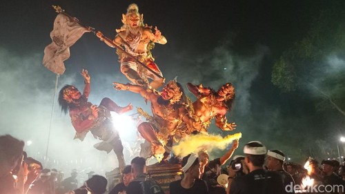 Pawai  ogoh-ogoh pada malam Pengerupukan di Catur Muka, Denpasar, Bali, Jumat (28/3/2025).
