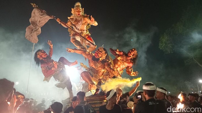 Pawai  ogoh-ogoh pada malam Pengerupukan di Catur Muka, Denpasar, Bali, Jumat (28/3/2025).