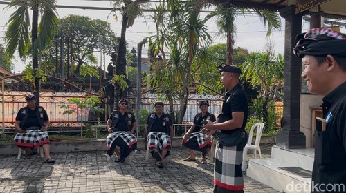 Pecalang Desa Adat Tuban saat berkumpul di kantor desa adat Tuban, Sabtu (29/3/2025). (Rizki Setyo)
