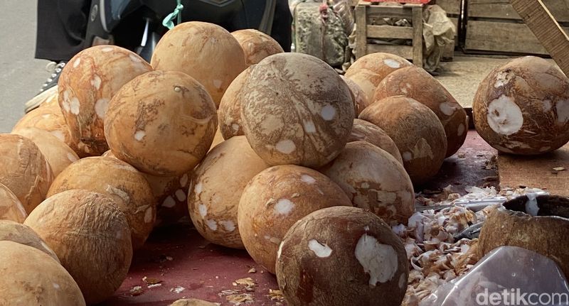 Pedagang Kelapa di Pasar Palmerah