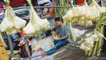Pedagang Kulit Ketupat Mulai Ramai di Pasar Pondok Labu