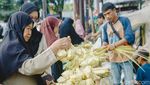 Pedagang Kulit Ketupat Mulai Ramai di Pasar Pondok Labu