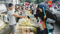 Sejumlah warga berburu kulit ketupat di Pasar Pondok Labu, Jakarta Selatan, Sabtu (29/3/2025).