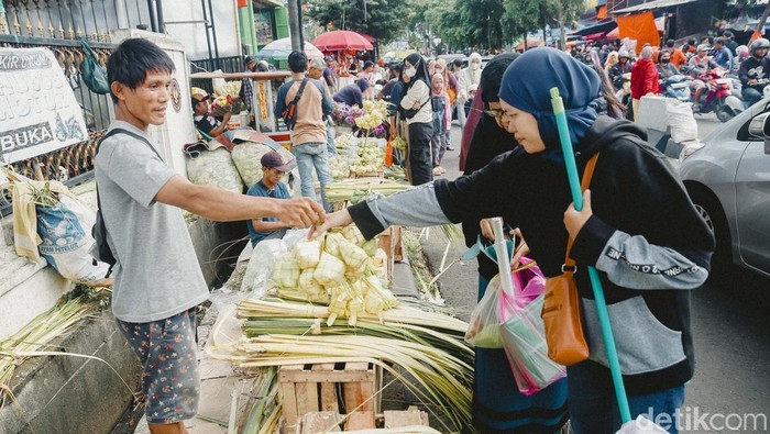 Sejumlah warga berburu kulit ketupat di Pasar Pondok Labu, Jakarta Selatan, Sabtu (29/3/2025). Menjelang Hari Raya Idul Fitri 1446 H yang diperkirakan akan jatuh pada 31 Maret, para warga mulai berburu kulit ketupat.