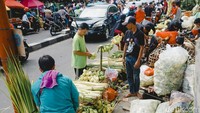 Harga kulit ketupat tersebut bervariasi, mulai dari 10-15 ribu rupiah.