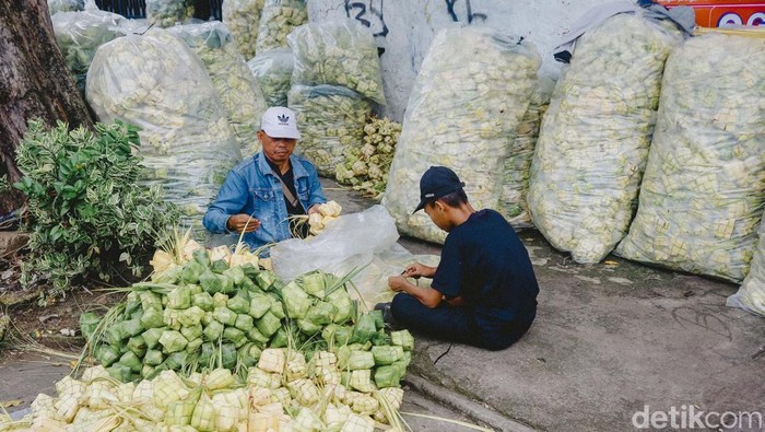 Sejumlah warga berburu kulit ketupat di Pasar Pondok Labu, Jakarta Selatan, Sabtu (29/3/2025). Menjelang Hari Raya Idul Fitri 1446 H yang diperkirakan akan jatuh pada 31 Maret, para warga mulai berburu kulit ketupat.