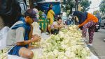 Pedagang Kulit Ketupat Mulai Ramai di Pasar Pondok Labu