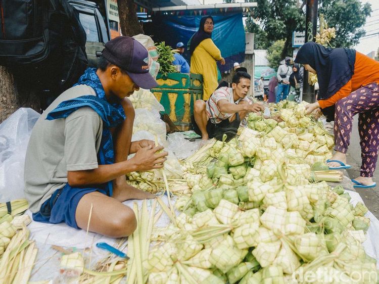 Pedagang Kulit Ketupat Mulai Ramai di Pasar Pondok Labu