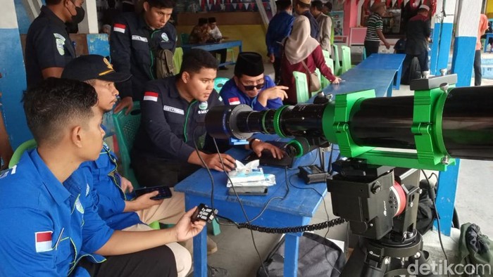 Pemantauan hilal untuk menentukan 1 Syawal 1446 H di Pantai Botubarani, Bone Bolango.