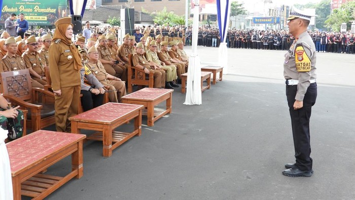 Pemkot Bandar Lampung menggelar Apel Siaga Satgas Idulfitri 1446 H di Tugu Adipura