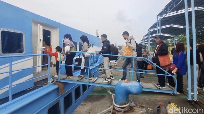Pemudik dengan tujuan Pulau Bawean berangkat dari Pelabuhan Gresik.