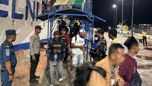 Pemudik di pelabuhan Labuan Bajo, Manggarai Barat, NTT.