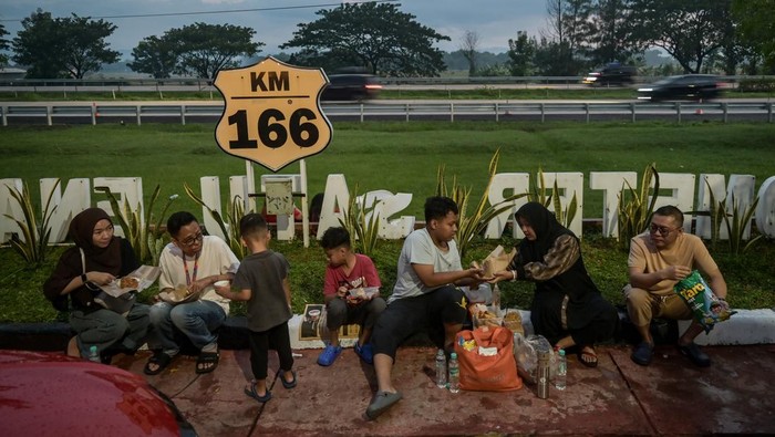 Pemudik Dihimbau Singgah di Rest Area Maksimal 30 Menit Pemudik beristirahat untuk menyantap makanan saat berbuka puasa di rest area KM 166 Tol Cikopo-Palimanan, Majalengka, Jawa Barat, Sabtu (29/3/2025). Sejumlah pemudik memilih beristirahat sekaligus berbuka puasa di rest area terdekat sebelum melanjutkan perjalanan mudik ke tempat tujuan. ANTARA FOTO/Fauzan/wpa.