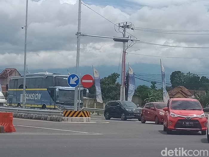 Pemudik keluar  exit tol Prambanan Klaten, Sabtu (29/3/2025).