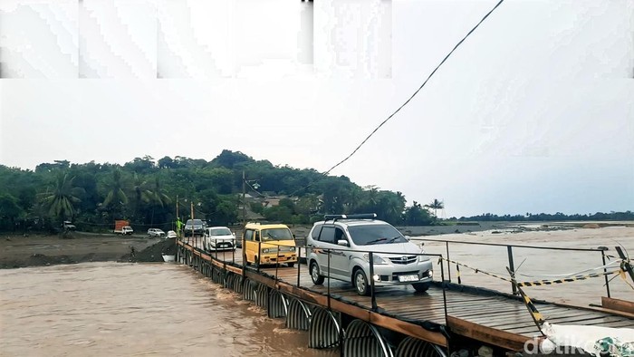 Pemudik melintasi jembatan daruta di Sukabumi