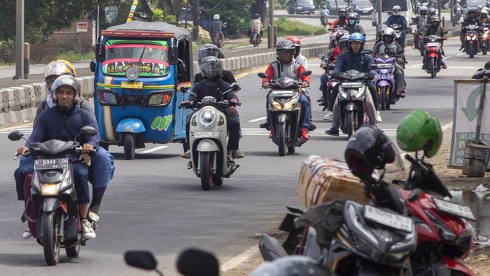 Foto udara pemudik bersepeda motor melintas di jalur Pantura Lohbener, Indramayu, Jawa Barat, Sabtu (29/3/2025). Memasuki H-2 Lebaran yang merupakan puncak arus mudik di jalur Pantura terpantau ramai dan masih didominasi kendaraan roda dua. ANTARA FOTO/Dedhez Anggara/rwa.