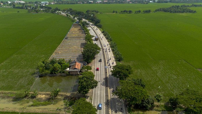 Foto udara pemudik bersepeda motor melintas di jalur Pantura Lohbener, Indramayu, Jawa Barat, Sabtu (29/3/2025). Memasuki H-2 Lebaran yang merupakan puncak arus mudik di jalur Pantura terpantau ramai dan masih didominasi kendaraan roda dua. ANTARA FOTO/Dedhez Anggara/rwa.