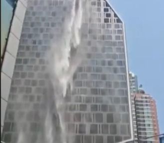 Penampakan 'air terjun' dari gedung tinggi di Bangkok akibat gempa (Reuters)