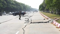 Jalan-jalan tampak pecah dan terbelah. (The Myanmar Military True News Information Team via AP
