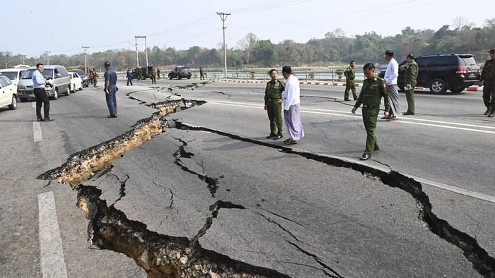 Penampakan Jalan di Myanmar Hancur Akibat Gempa M 7,7 In this image provided by The Myanmar Military True News Information Team, Myanmar's military leader Senior Gen. Min Aung Hlaing, center, inspects damaged road caused by an earthquake Friday, March 28, 2025, in Naypyitaw, Myanmar. (The Myanmar Military True News Information Team via AP)