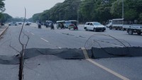 Selain merusak sejumlah bangunan dan jalan raya, gempa bumi tersebut menewaskan lebih dari 1.000 orang. Pemerintah yang dipimpin militer negara itu mengatakan dalam sebuah pernyataan bahwa 1.002 orang kini ditemukan tewas dan 2.376 lainnya terluka, sementara 30 lainnya hilang. AP/Aung Shine Oo