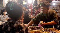 Banyak juga warga yang memburu bumbu masak yang sudah jadi.