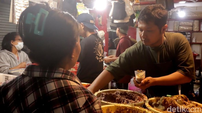 Pengunjung Pasar Kosambi Membludak