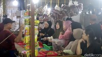 Antrean terpantau di salah satu lapak sembako.