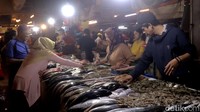 Lapak pedagang ikan laut juga dipenuhi warga.