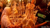 Pedagang daging ayam meraup untung dan menjual ayam potong dua kali lipat jumlahnya dari hari biasa.