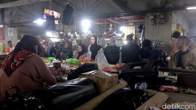 Potret Ledakan Pengunjung di Pasar Kosambi Jelang Lebaran