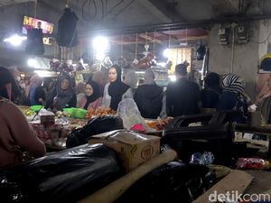 Potret Ledakan Pengunjung di Pasar Kosambi Jelang Lebaran