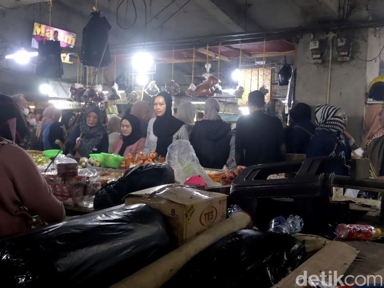 Potret Ledakan Pengunjung di Pasar Kosambi Jelang Lebaran