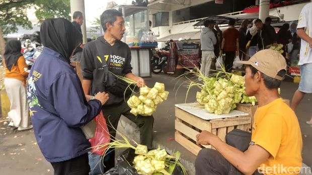 Penjual Kulit Ketupat di Pasar Kosambi