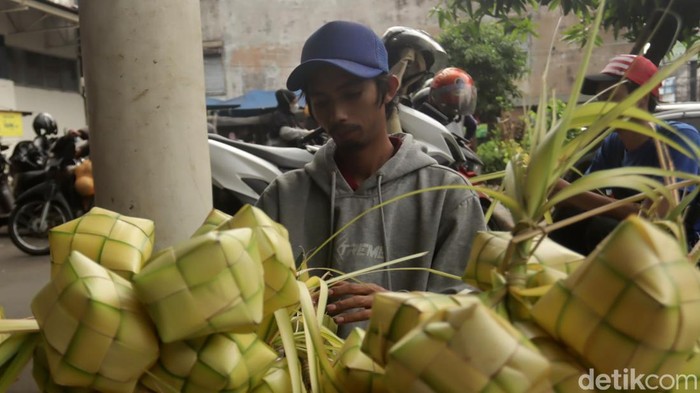 Penjual Kulit Ketupat di Pasar Kosambi