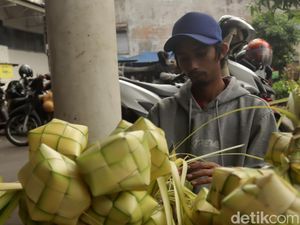Keuntungan Berlipat Penjual Kulit Ketupat