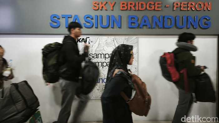 Penumpang kereta api di Stasiun Bandung